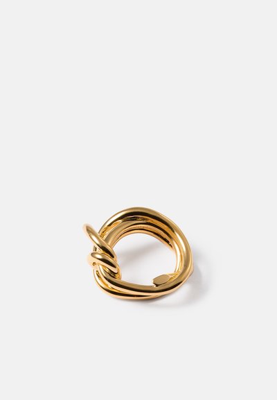 Χρυσό μεταλλικό δαχτυλίδι με σφιχτό σχέδιο, λείο επιφάνεια και γυαλιστερό φινίρισμα. Περιλαμβάνει τρεις ενωμένες τμήματα για πρόσθετη υφή.