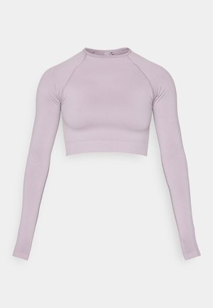 Lavandas krāsas garajām piedurknēm apgriezts tops, izgatavots no elastīga auduma. Tam ir apaļa kakla izgriezuma forma un ribots apakšmalas dizains. Gluda tekstūra ar pieguļošu siluetu.