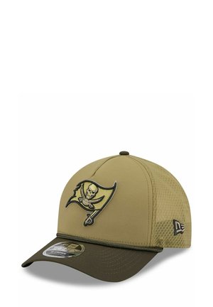 Khakifarbene Baseballmütze mit Netzseiten und einem dunkelgrünen Schirm, versehen mit einem gestickten Piratenflaggen-Logo in Schwarz und Gold auf der Vorderseite.