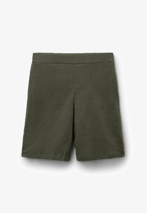 Olivengroene knielange korte broek met een platte tailleband en zonder zichtbare zakken of knopen, weergegeven op een witte achtergrond.