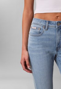 Calvin Klein Jeans MID RISE - Ļoti pieguloši džinsi - light cape
