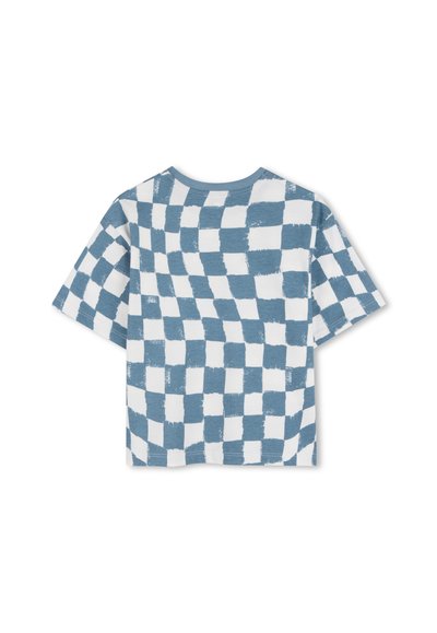 T-shirt à manches courtes avec un motif damier peint à la main bleu et blanc, présenté à plat de dos.