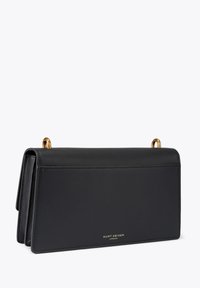 Pochette en cuir noir avec ferrures dorées, présentant un design élégant et rectangulaire ainsi qu'une texture lisse. Le nom de la marque est visible en lettres dorées.