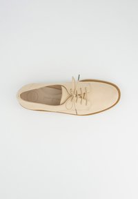 Beige kožené šněrovací boty s kulatou špičkou, jemně texturovaným povrchem, hnědou podrážkou a subtilními kovovými akcenty na šněrování.