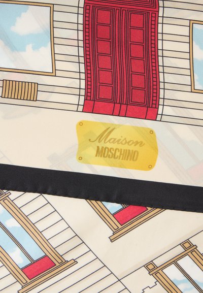 Tissu à motifs avec des façades de maisons illustrées comportant des portes et fenêtres rouges, et une plaque dorée portant l'inscription "Maison Moschino."