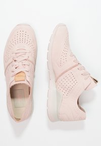 Světlé růžové sportovní boty s síťovinou, texturovaným materiálem, šněrováním, polstrovanou podrážkou a výřezem kolem kotníku pro prodyšnost.