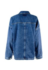 Giubbotto in denim di colore blu scuro con colletto, maniche lunghe e polsini con bottoni. Presenta una vestibilità dritta e un design posteriore senza cuciture.