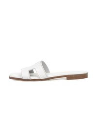 Chanclas blancas con la punta abierta, dise�ño de corte rectangular, plantilla gris claro y suela de goma marrón. Presenta costuras contrastantes.