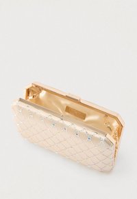 Beige enkellaags clutch met honingraatpatroon, versierd met multicolor edelstenen. Voorzien van een gouden metalen frame en kettingriem.