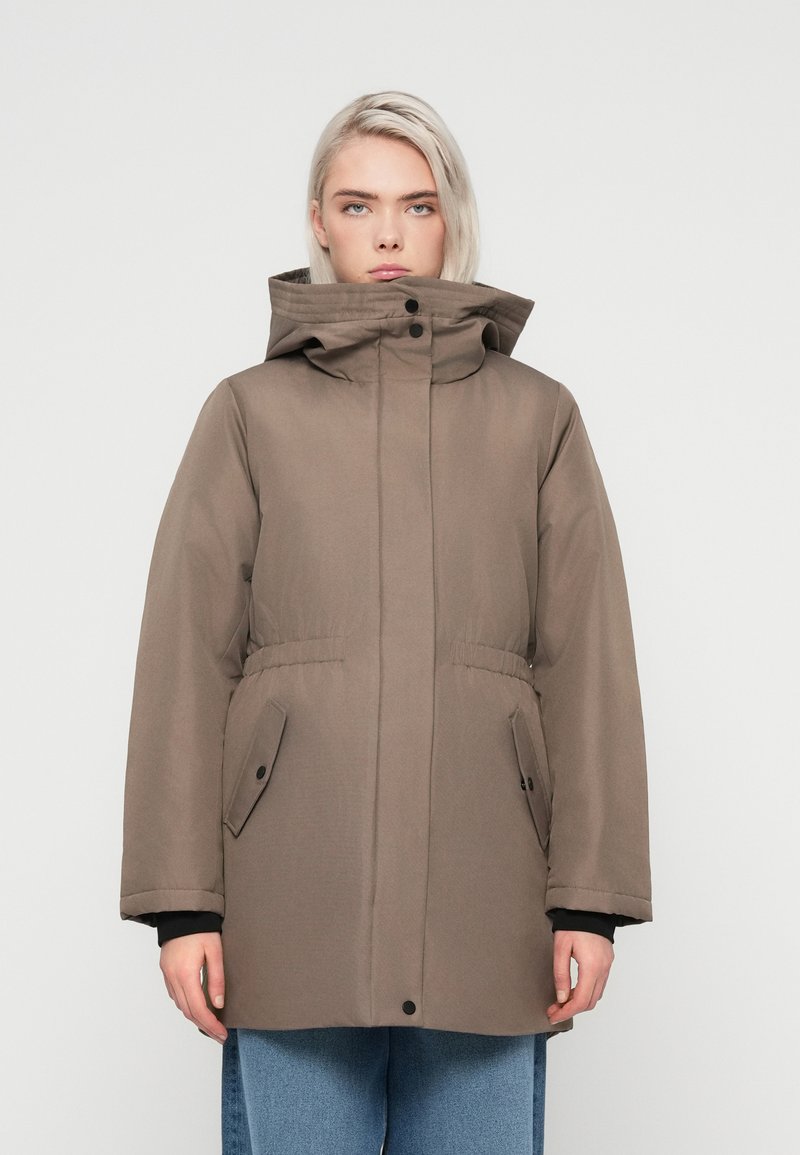 Brun polstret parkajakke med hætte, prydet med en frontknaplukning, sidelommer og elastik i taljen, fremstillet af glat stof.