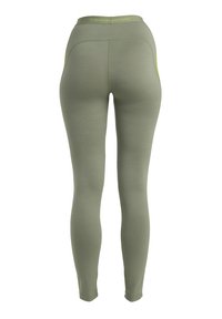 Olijfgroene strakke leggings met zichtbare naden en een merkbandsluiting, van achteren weergegeven op een witte achtergrond.