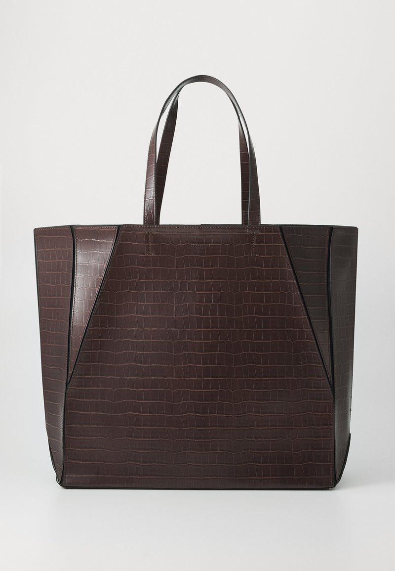 Bolsa tote castanha com padrão de crocodilo e detalhes pretos. Apresenta forma retangular, duas alças e um design estruturado.