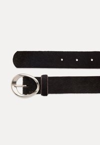 Curea din piele neagră cu o textură netedă, cataramă ovoidă din argint și mai multe găuri de ajustare pe curea pentru flexibilitate în mărime.