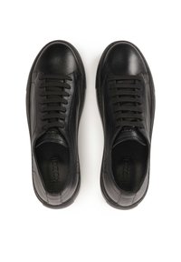 Adidași negri din piele cu un finisaj neted, vârf rotund și design cu șireturi. Dispun de o talpă texturată și un logo embosat pe brant.