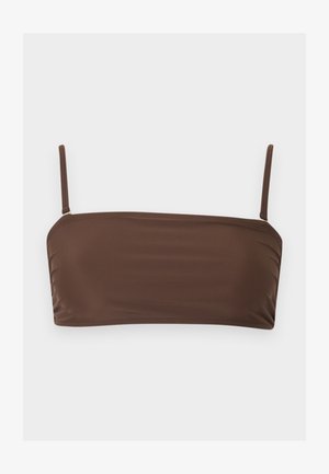 Top bikini bandeau maro cu bretele subțiri reglabile pe un fundal simplu gri deschis.