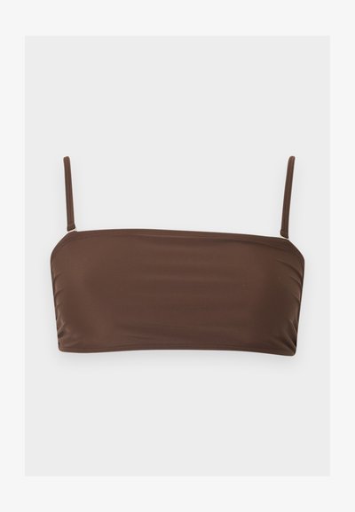 Καφέ μπαντό μπικίνι τοπ με λεπτούς ρυθμιζόμενους ιμάντες στους ώμους σε απλό ανοιχτό γκρι φόντο.