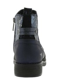 Bottines noires en tissu texturé, avec fermeture éclair et détail de sangle. Caractérisées par des motifs lisses et embossés sur différentes sections.