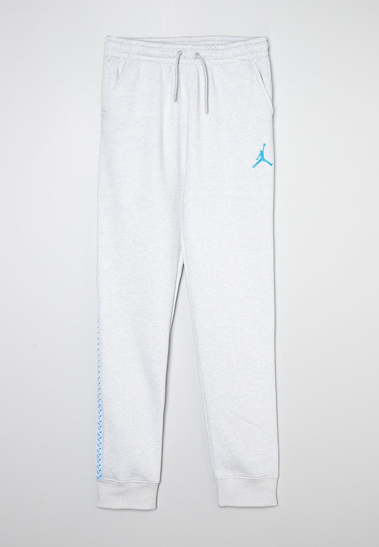 Helle graue Sweatpants aus weichem Stoff, mit einem Kordelzugbund, gerippten Bündchen und einem blauen gestickten Logo an der oberen linken Beinvorderseite.