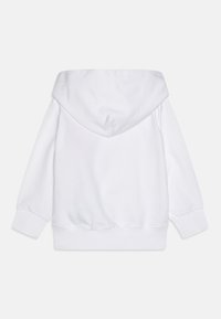 Hoodie blanc à coupe décontractée, doté d'une grande capuche, de poignets et d'un ourlet côtelés. Texture lisse sans logos ni motifs visibles.