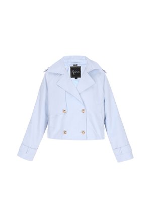 Világoskék, rövid fazonú dzseki, amely anyagból készült, dupla gombolású elülső résszel, arany gombokkal, nagy gallérral és oldalsó zsebekkel.
