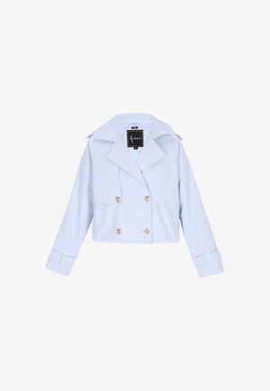 Világoskék, rövid fazonú dzseki, amely anyagból készült, dupla gombolású elülső résszel, arany gombokkal, nagy gallérral és oldalsó zsebekkel.