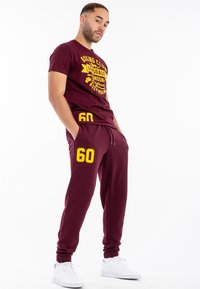 Lonsdale JOGGING NORMALE PASSFORM SUMBURGH - Treningo apatinė dalis - oxblood yellow