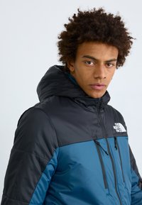 The North Face LIMBARA LIGHT SYNTH HOODIE - Lengva striukė - midnight petrol