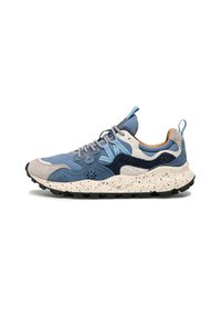 Modrá a šedá sneakerka s kombinovanými materiály, vybavená tečkovanou bílou mezipodešví, texturovanými akcenty a textilním svrškem se zavazováním na tkaničky.