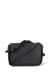 Borsa a tracolla in pelle nera con finitura testurizzata, tracolla a catena e dettaglio logo dorato, caratterizzata da una forma rettangolare e chiusura con zip.