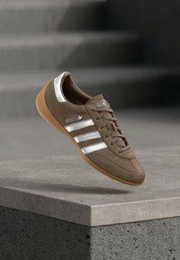 Επιλέχθηκε, earth strata/silver-coloured metallic