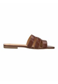 Bruine leren slidesandal met drie brede banden, platte zool en contrasterende witte stiksels. Gladde textuur, minimalistisch ontwerp.
