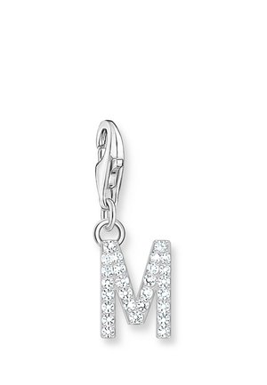 Silberner Karabiner-Anhänger mit dem Buchstaben M, bedeckt mit kleinen klaren Strasssteinen für Schmuck oder Accessoires.