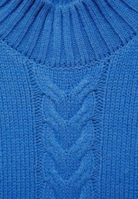 Blauer Kabelstrickpullover mit geripptem Kragen, der in der Mitte ein strukturiertes Muster und an den Seiten glatte Strickbereiche aufweist.