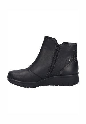 Schwarze Knöchelstiefel aus glattem Leder, mit einem seitlichen Reißverschluss, Nietenakzenten und einer gepolsterten Sohle mit strukturiertem Profil.