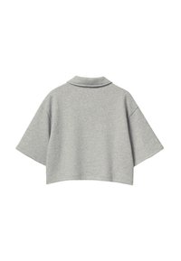 Krátký polo tričko s krátkými rukávy ve světle šedé bavlněné směsi, s měkkou texturou a klasickým límečkem. Čistý design bez dalších vzorů.