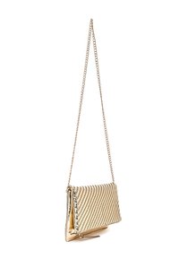 Bolso bandolera metálico dorado con patrón acolchado y correa delgada de cadena dorada, inclinado sobre fondo blanco.
