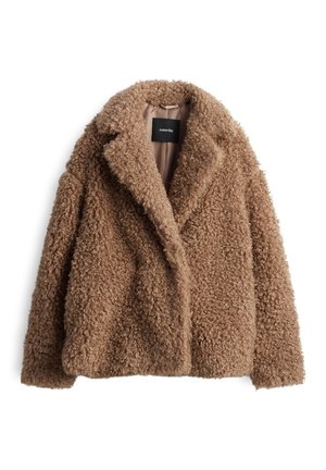 Cappotto in pelliccia sintetica a pelo lungo di colore marrone, con colletto a risvolto, maniche lunghe e una fodera interna liscia. Etichetta visibile con il nome del marchio "someday."