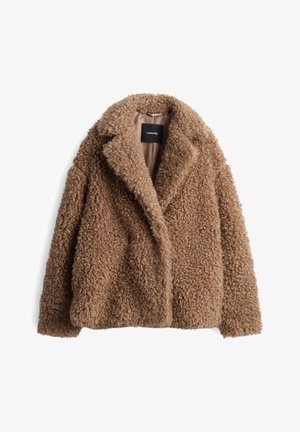 Cappotto in pelliccia sintetica a pelo lungo di colore marrone, con colletto a risvolto, maniche lunghe e una fodera interna liscia. Etichetta visibile con il nome del marchio "someday."