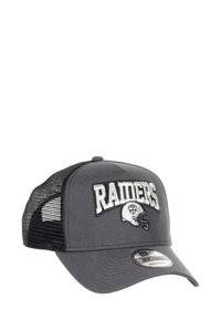 Graue Kappe mit Netzrücken, die "RAIDERS" in Weiß gestickt hat, sowie ein Logo eines Helms und ein runder Anhänger an der Vorderseite.