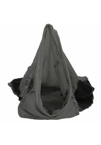 Graue Stofftasche mit dreieckiger Form und strukturierten schwarzen Akzenten. Verfügt über eine große Öffnung und einen verstellbaren Riemen zum Verschließen.