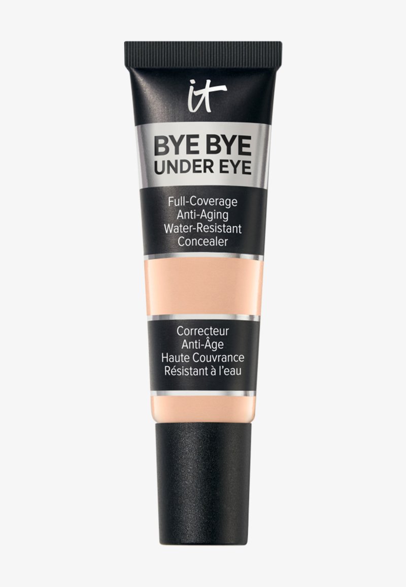 Tube de correcteur IT Bye Bye Under Eye à couvrance totale, anti-âge, résistant à l'eau, avec un bouchon noir et un emballage noir, argenté et beige.