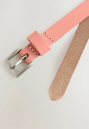 Cinturón de cuero rosa con una hebilla de metal plateado. El cinturón tiene una textura suave, costuras visibles y un extremo tapered. La parte trasera es de gamuza beige.