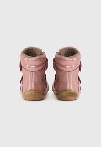Stivaletti ankle in pelle rosa con finitura testurizzata, dotati di bande in velcro, fodera morbida e suola in gomma. Nome del marchio "froddo" impresso sul tallone.