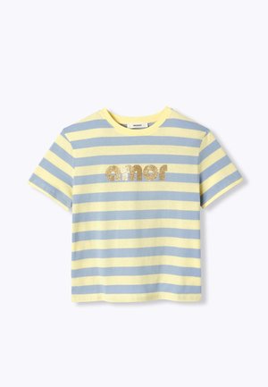 Chemise à manches courtes avec des rayures horizontales jaunes et bleu clair, avec le mot « amor » en paillettes dorées sur la poitrine.