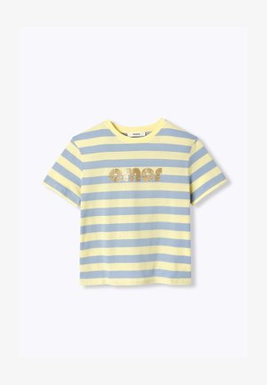 Chemise à manches courtes avec des rayures horizontales jaunes et bleu clair, avec le mot « amor » en paillettes dorées sur la poitrine.