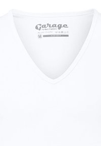 Witte v-hals t-shirt gemaakt van zachte stof, met een gladde textuur en een label met merknaam en maat in het grijs gedrukt.