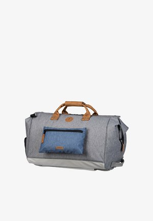 Graue Duffel-Tasche mit braunen Griffen und einer blauen, vorne mit Reißverschluss ausgestatteten Tasche, vor weißem Hintergrund.