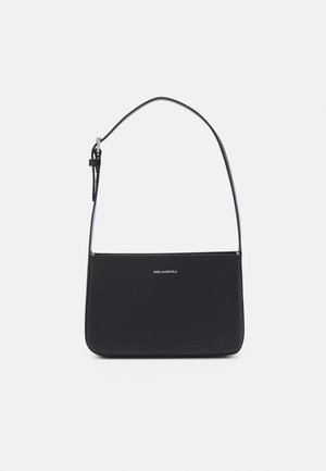 Czarna prostokątna torba na ramię z regulowanym paskiem i małym srebrnym logo „KARL LAGERFELD” na środku przedniej strony.