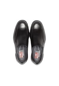 Scarpe slip-on in pelle nera con finitura liscia, punta arrotondata, soletta imbottita e dettagli di cucitura sottili. Design a profilo basso.