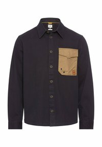 Marineblauwe shirt met een button-down kraag, knopen aan de voorkant en een contrasterende tan patch pocket. De stof lijkt glad, met gele stikselaccenten.
